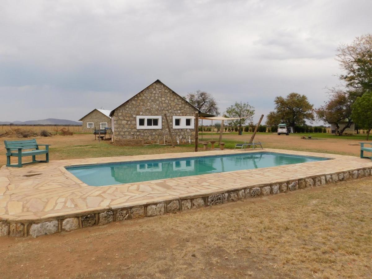 Meteorite Rest Camp Hotel Grootfontein Bagian luar foto
