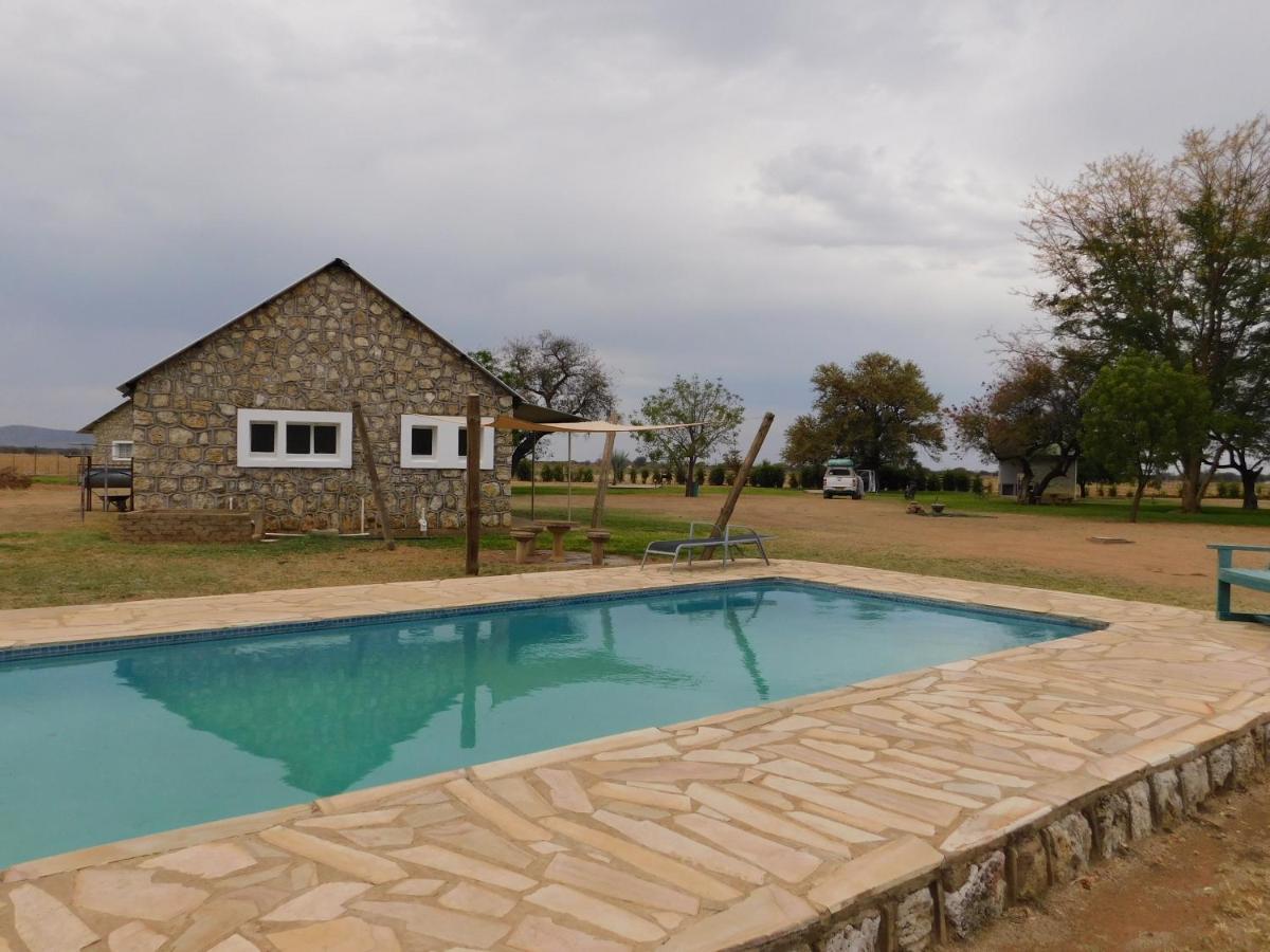 Meteorite Rest Camp Hotel Grootfontein Bagian luar foto