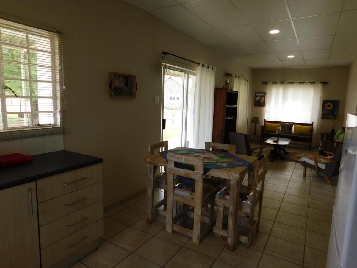 Meteorite Rest Camp Hotel Grootfontein Bagian luar foto